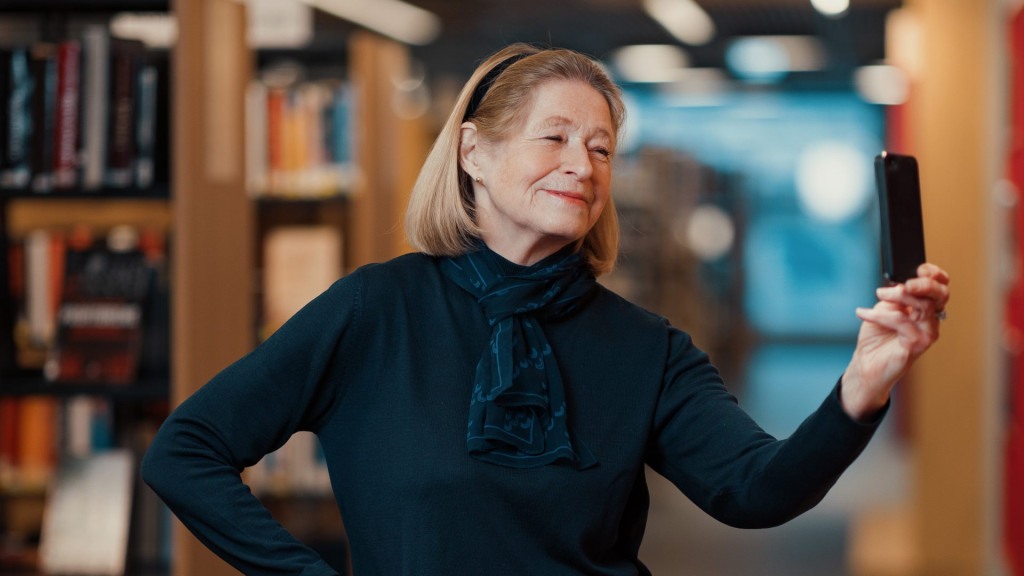 Kampanjebilde eldre kvinne tar selfie