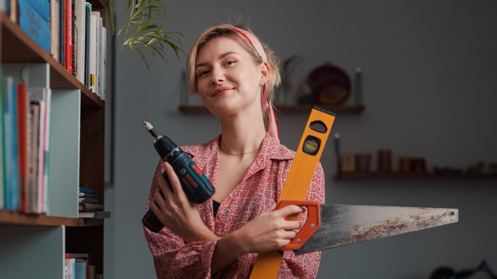 Kampanjebilde jente med drill og vater
