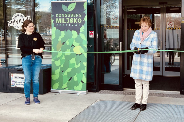 OFFISIELL ÅPNING: biblioteksjef Oda Cornelia Knudsen (t.v.) holder båndet og ordfører i Kongsberg, Kari Anne Sand, klipper båndet som offisielt åpnet Miljøkofestivalen.