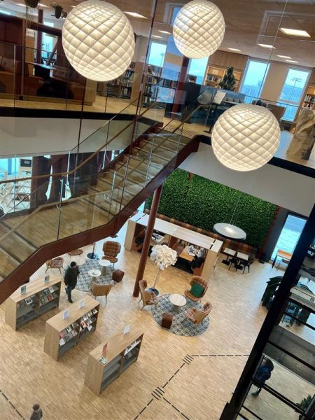 Oversiktsbilde av trapper ned i biblioteket på Lillestrøm.