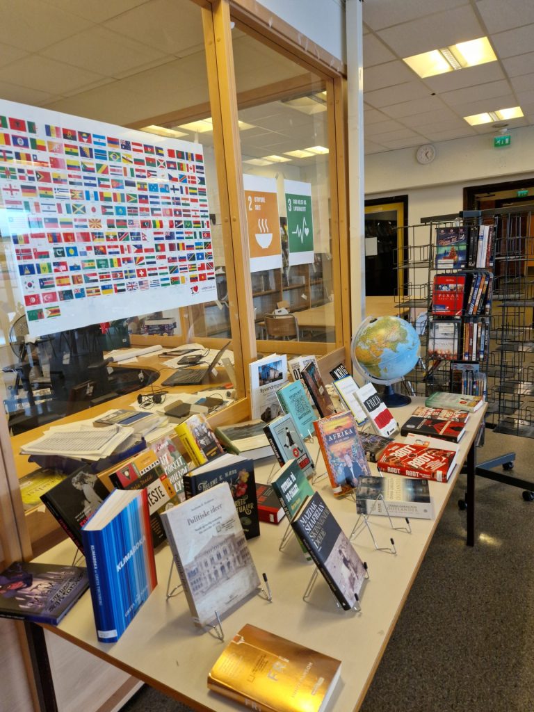 Utstilling av bøker på biblioteket ved St. Olav videregående skole. 