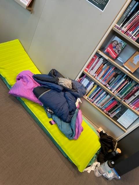 Bilde av ligger underlag og sovepose fra evakureingen i Ål