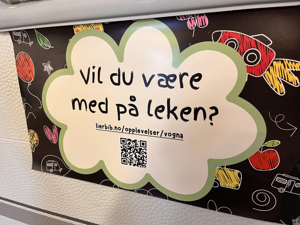 Plakat "Vil du være med på leken?" på campingvogn.