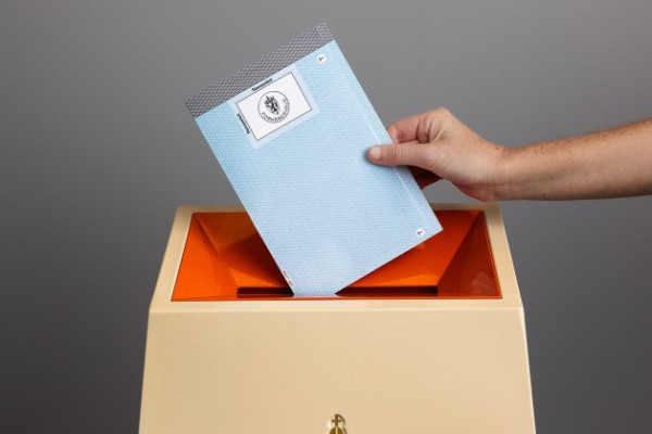 Bilde av stemmeseddel og valgurne