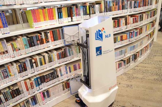 Test av roboter til å rydde på plass bøker