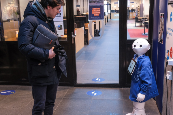 Roboten Pepper som bibliotekansatt