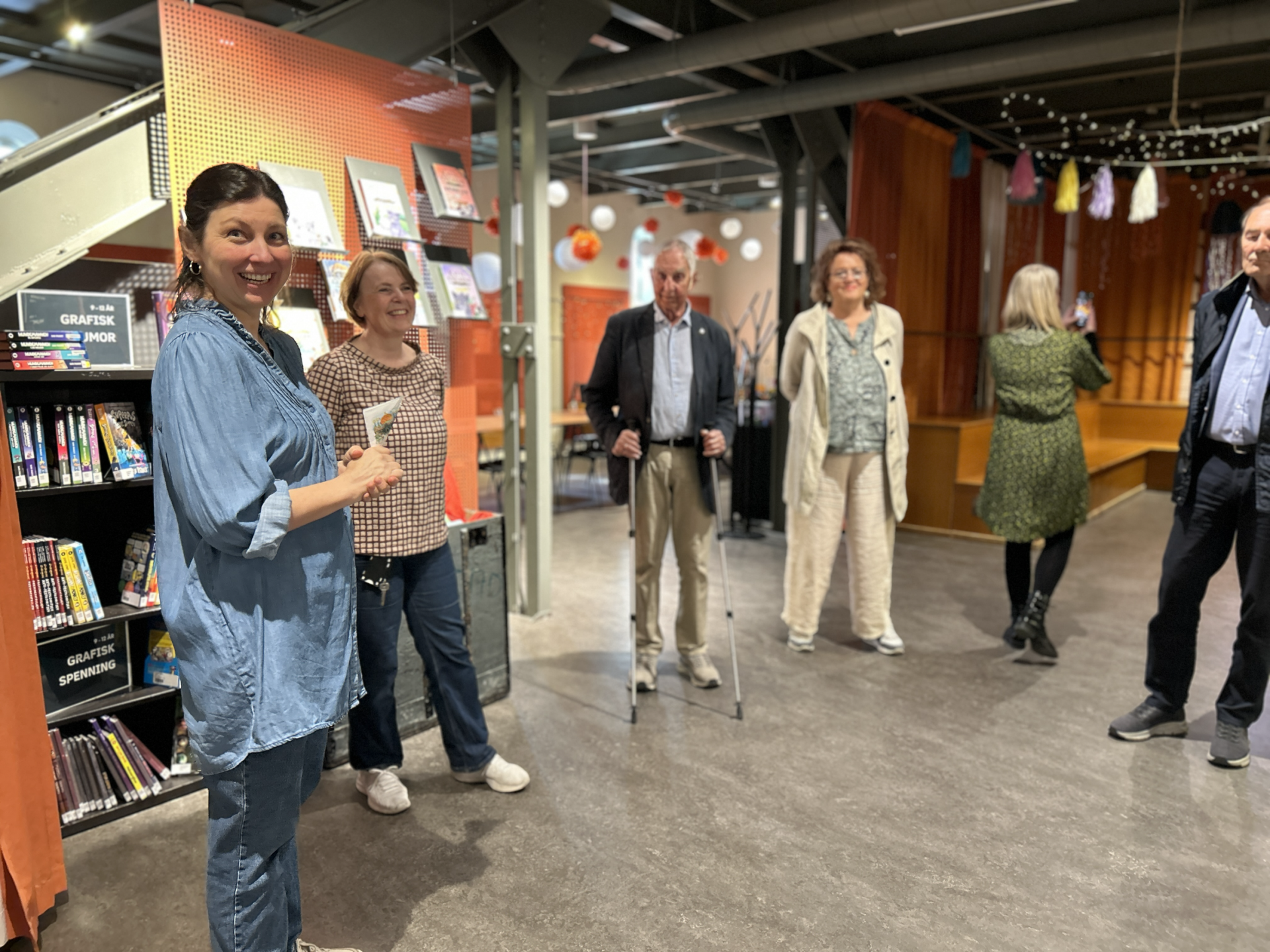 Representantskapet besøker Fredrikstad bibliotek. Tre medlemmer fra representantskapet, fylkesbiblioteksjefen, biblioteksjef i Fredrikstad og bibliotekansatt i Fredrikstad står i halvsirkel og ser mot kamera.