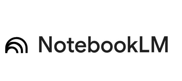 hvit bakgrunn med svart tekst der det står "NotebookLM" midt på og tre halvsirkler festet sammen i venstre ende som logo