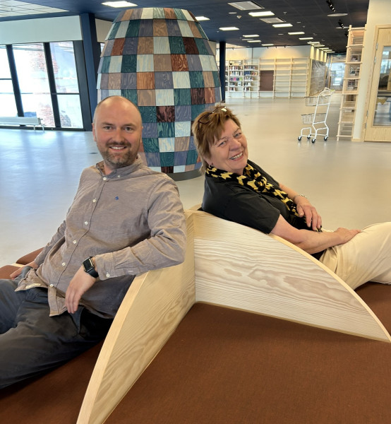 Unge må få likeverdig og reell innflytelse, håper Jørgen Hovde fra Drammensbiblioteket og Sølvi Tellefsen, biblioteksjef ved Lillestrømbibliotekene, her i den nye ungdomsavdelingen i Drammen som er utviklet i samskaping med unge mennesker.