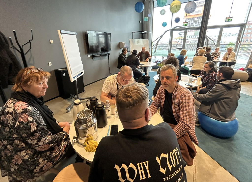 Sølvi Tellefsen, biblioteksjef ved Lillestrømbibliotekene t.v. på verksted og gruppe med godt engasjement og mange synspunkter. Jørgen Hovde fra Drammensbiblioteket i midten bak og Nina Solberg fra insam bak t.h.