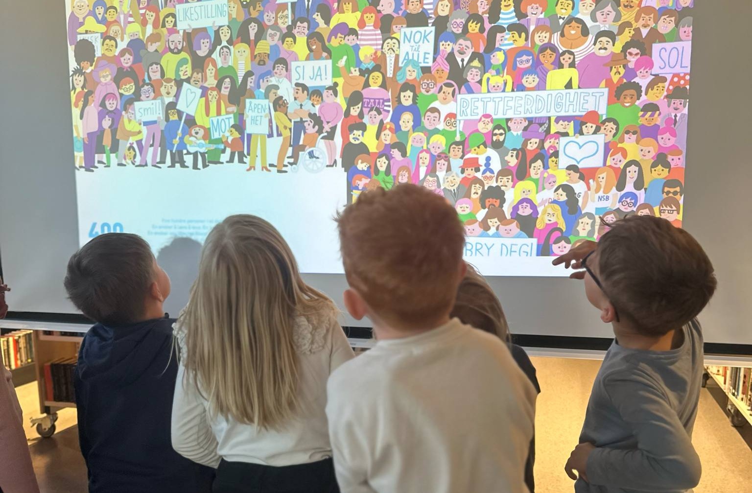 Illustrasjonsbilde av barn som ser på forsiden av boka Alle sammen teller.