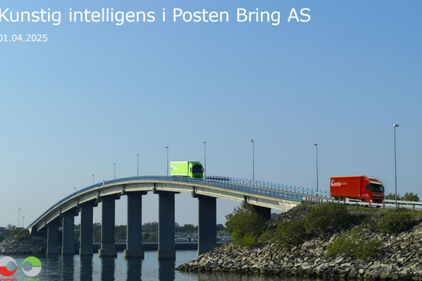 bro over vann hvor to lastebiler kjører over, en i lystegrønt og en i rødt, begge for Bring og Posten. Blå himmel.