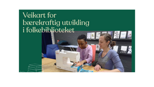 en bibliotekansatt med musefletter sitter ved siden av et barn med lille genser og lærer hen å sy på symaskin. Det står bøker på hylla bak dem.