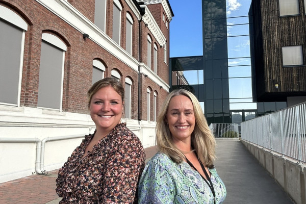 Står sammen om å bygge opp kildebevissthet: skolebibliotekar Henrikke Lingeberg t.v. og Vibeke Hansen Moe, utdanningsleder studiespesialisering (norsk og samfunnsfag). Foto: Hilde Grefsrud / Fylkesbiblioteket