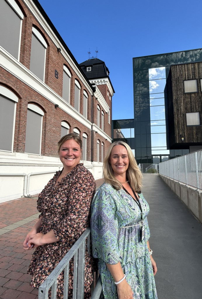 Står sammen om å bygge opp kildebevissthet: skolebibliotekar Henrikke Lingeberg t.v. og Vibeke Hansen Moe, utdanningsleder studiespesialisering (norsk og samfunnsfag). Foto: Hilde Grefsrud / Fylkesbiblioteket