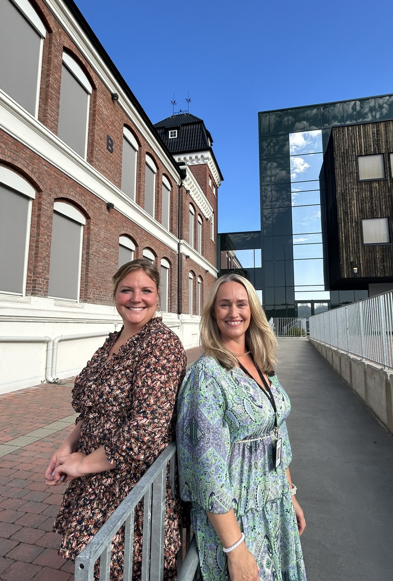 Står sammen om å bygge opp kildebevissthet: skolebibliotekar Henrikke Lingeberg t.v. og Vibeke Hansen Moe, utdanningsleder studiespesialisering (norsk og samfunnsfag). Foto: Hilde Grefsrud / Fylkesbiblioteket