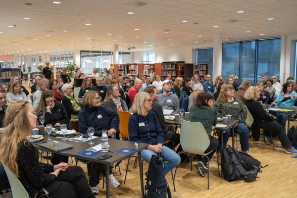 Bilde av deltakere på KI-seminar 22.10.2025.