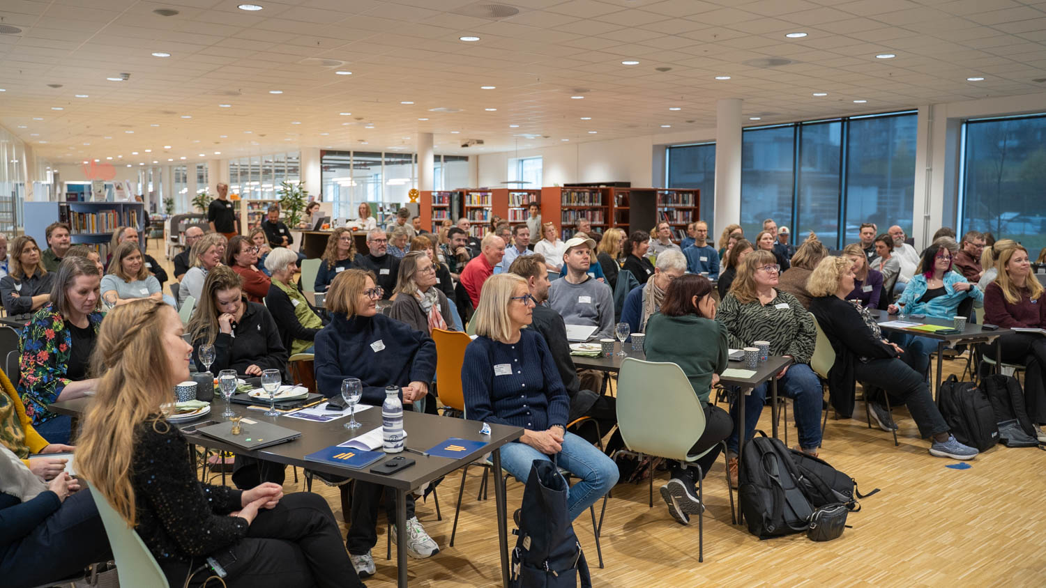 Bilde av deltakere på KI-seminar 22.10.2025.