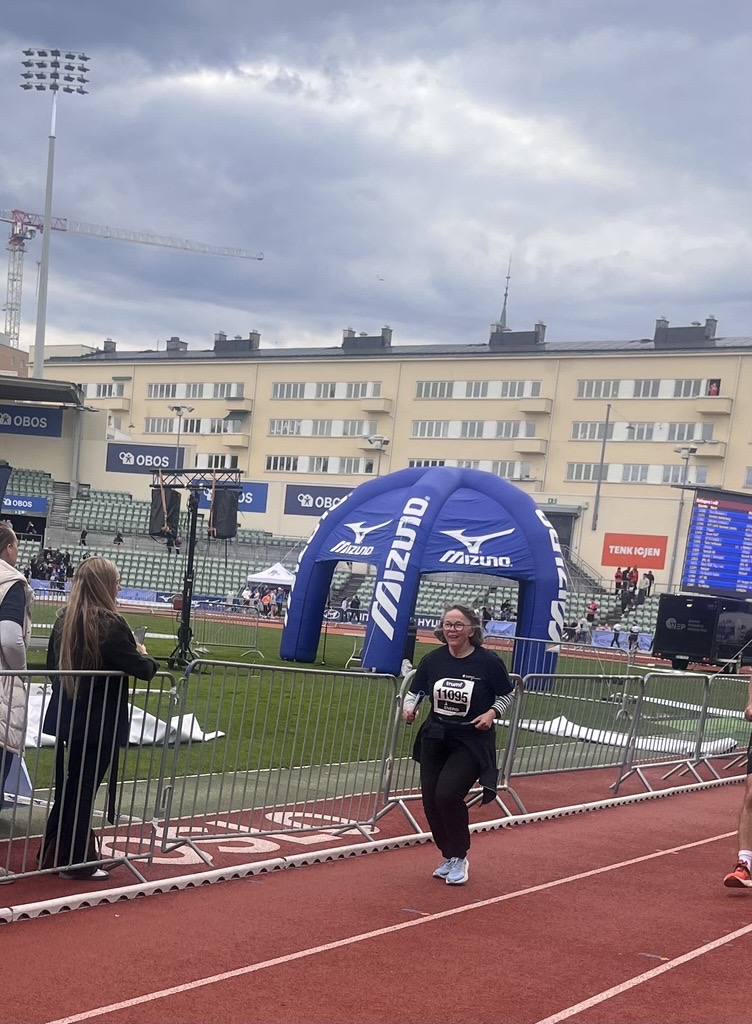 Bilde av Kjersti Movik Nygren som løper Holmenkollstafetten 2026.