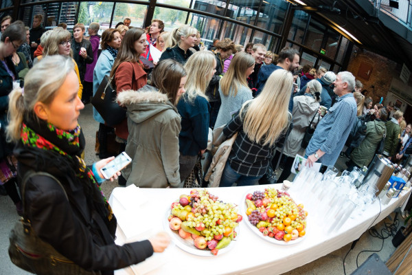 Bilde av mange mennesker som deltar på en konferanse.