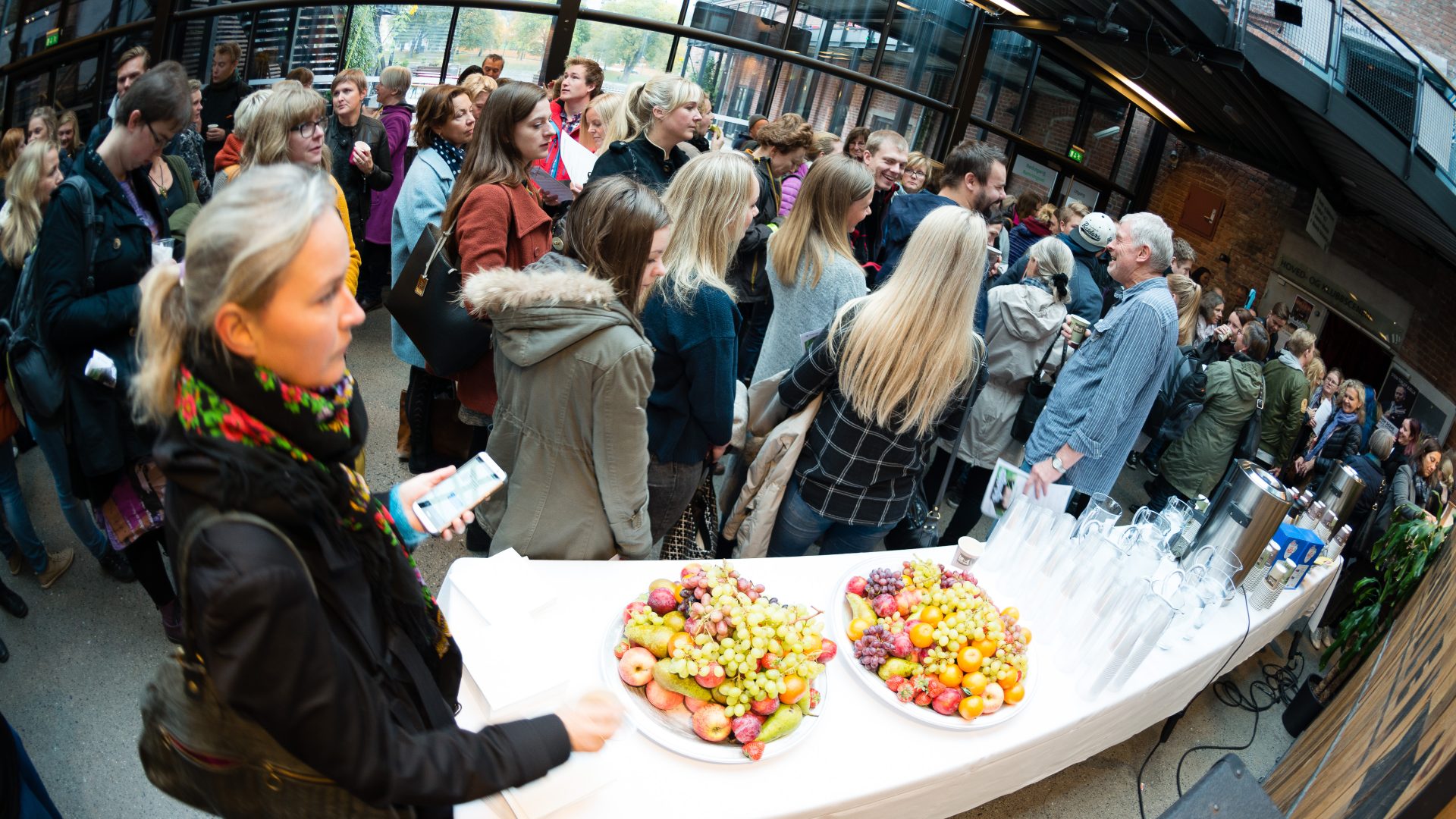 Bilde av mange mennesker som deltar på en konferanse.
