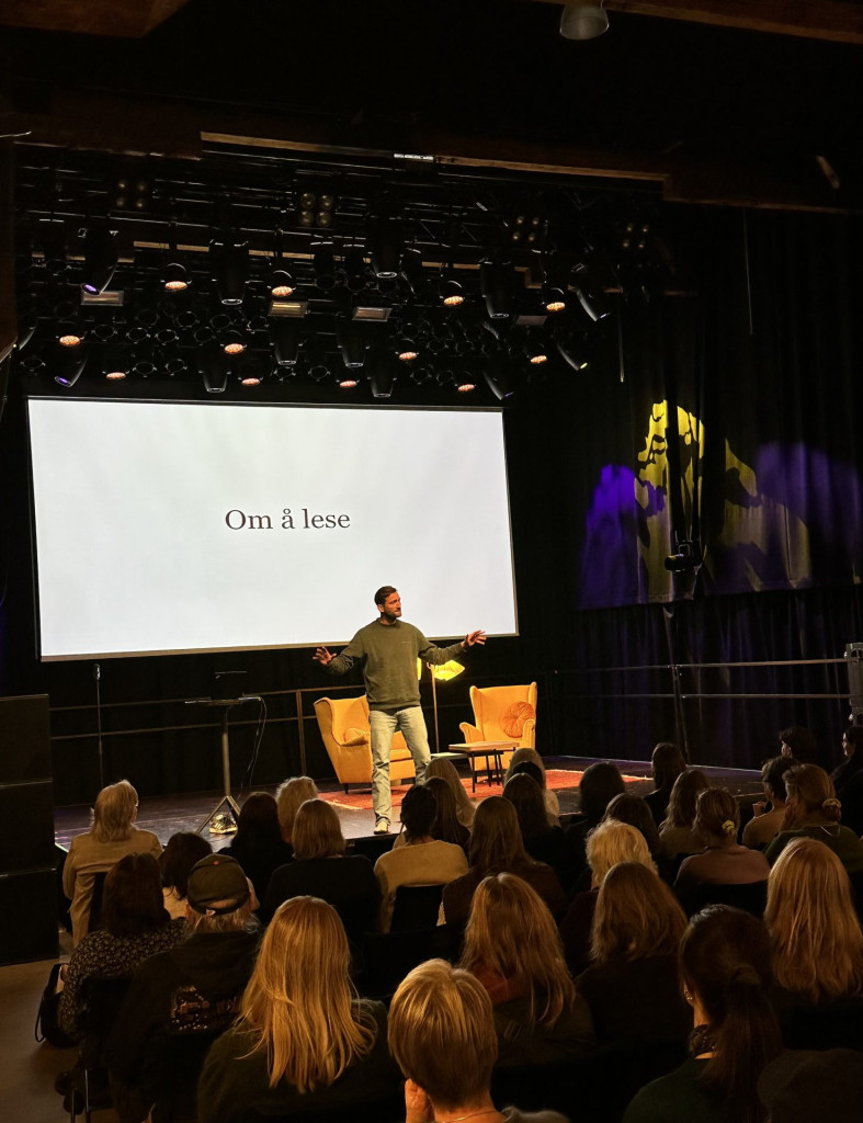 Bilde av Birger Emanuelsen på scenen under LittForm 2026.