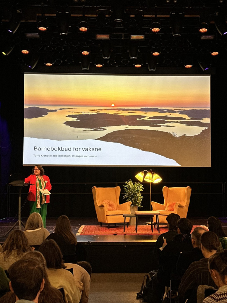 Bilde av Turid Kjendlie på scenen under LittForm 2026.