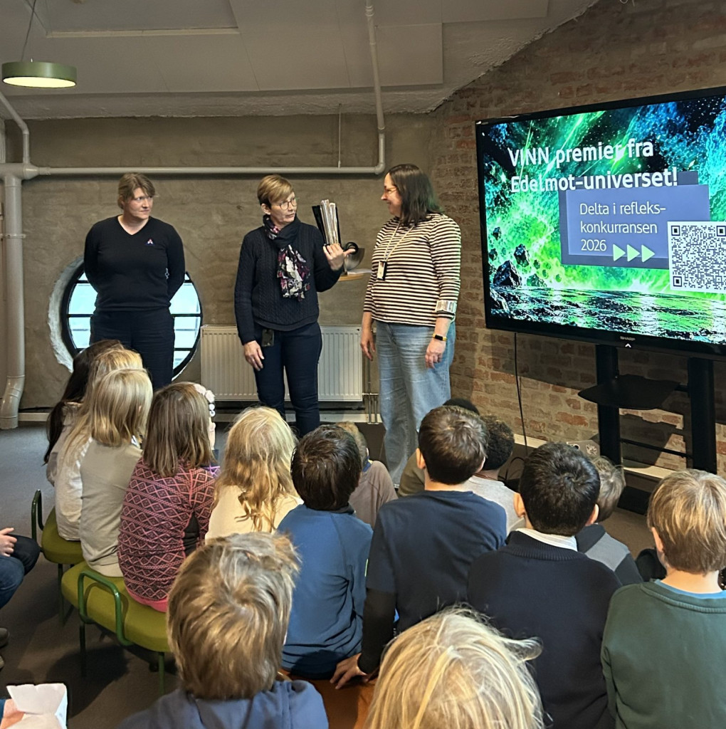 Bilde av Nina Gjervik, Trygg Trafikk, Gro Anita Roen og Anja Elisabeth Mulder Røste fra Drammensbiblioteket som forteller elever om rebus og refleksjakt.