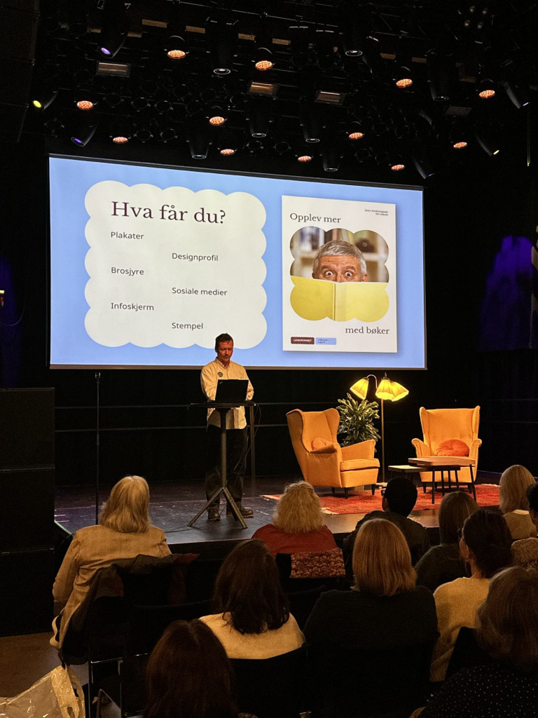 Bilde av Gunnar Vilberg på scenen under LittForm 2026.